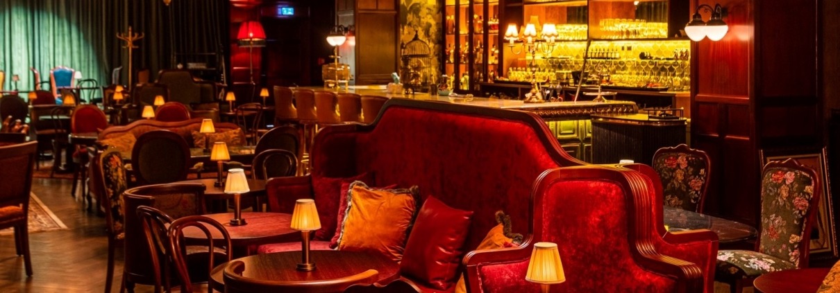 Elegancka restauracja z komfortową przestrzenią lounge